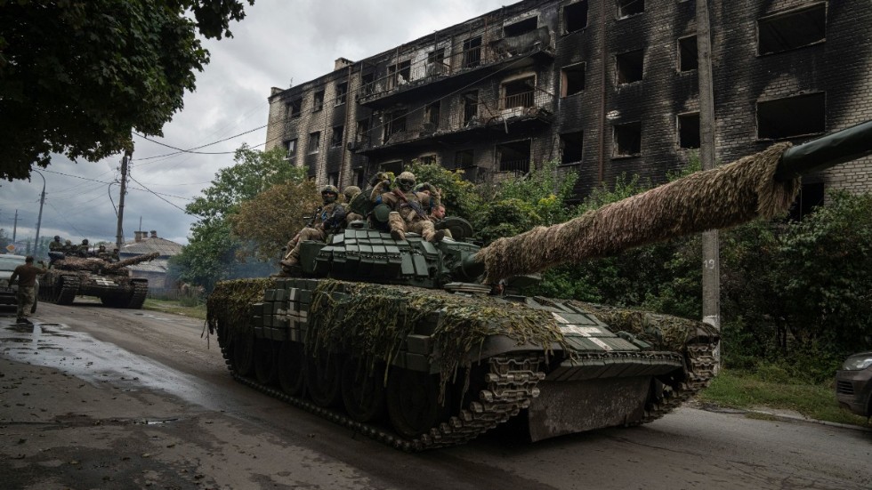 Ukrainsk stridsvagn rullar genom befriat område.