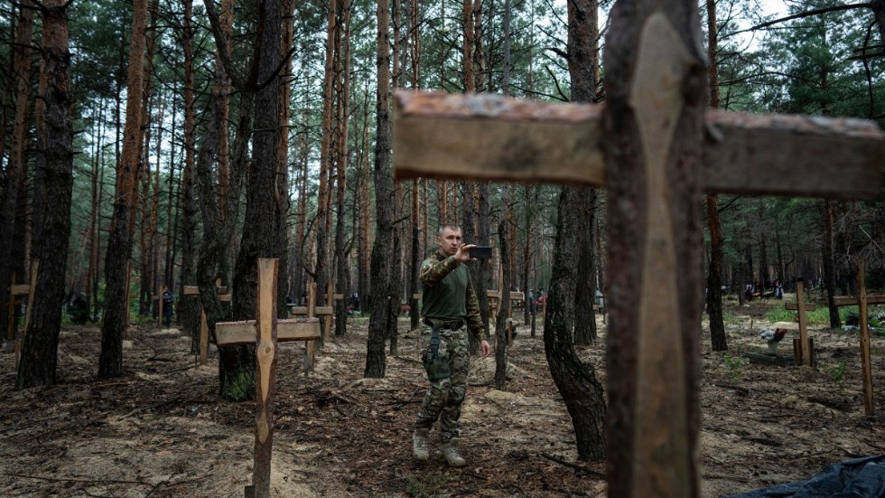 Gravplatsen utanför Izium med hundratalet gravar – många av dem märkta med bara ett nummer – dokumenteras av ukrainsk personal.