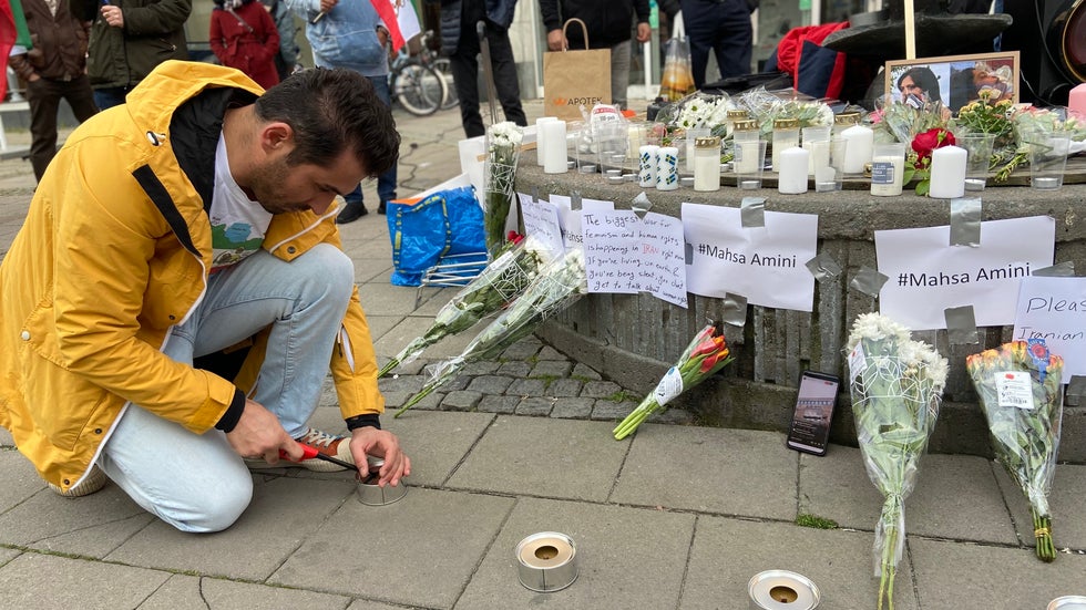 Efter mordet – hundratals iranier i manifestation i Uppsala • 