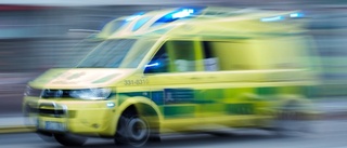 Ambulanspersonal släckte bilbrand