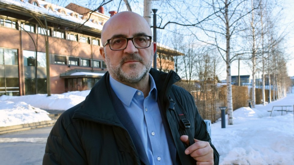 Iosif Karambotis (S), chairman of the Social Board, is surprised that the shortage of substitute personnel is most significant within the city of Skellefteå.