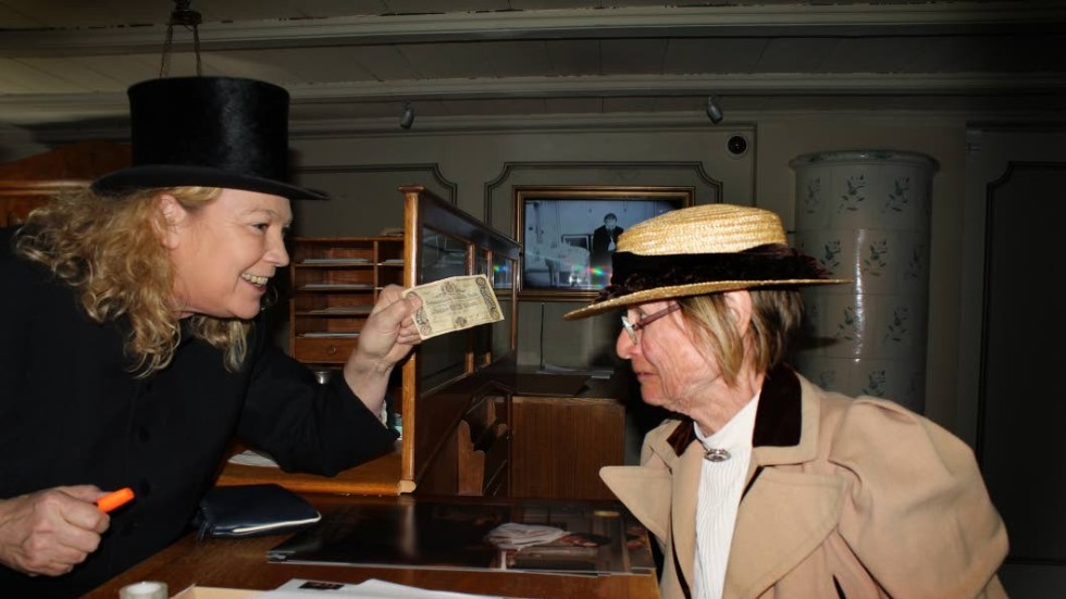 Pengarna på banken. Elisabeth Ohlson Wallin spexar lite med Kerstin Idstedt i det nya bankmuseet i Gamla Linköping.