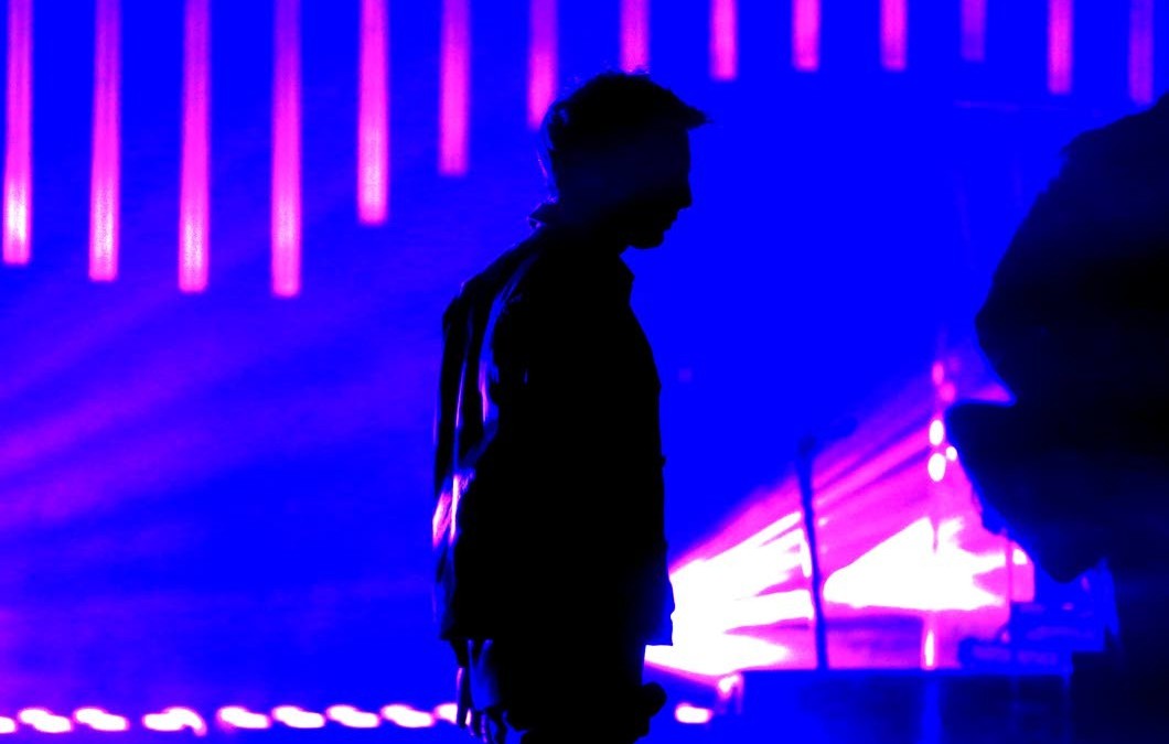 Darin letar sig hem och bort