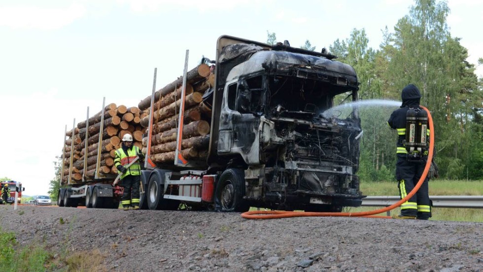 Lastbilen efter andra branden, utanför Rimforsa.