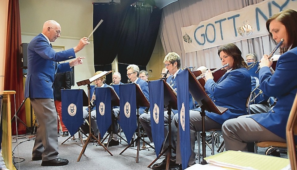 Kurt Snygg dirigerar musikkåren under föreställningen på Vena Bygdegård. Foto: Elin E Elmström