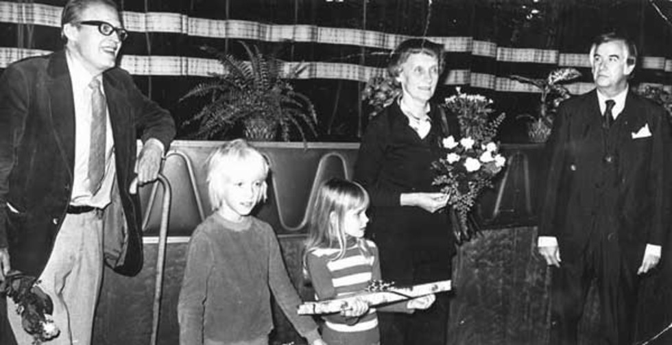 Olle Hellbom, som filmat åtskilliga av Astrid Lindgrens underbara filmmanus, tillsammans med biodirektör Lennart Wenström i Vimmerby, Astrid Lindgren själv, och de båda huvudrollsinnehavarna i Emil-filmerna - Jan Olsson som Emil och Lena Wisborg som Ida.