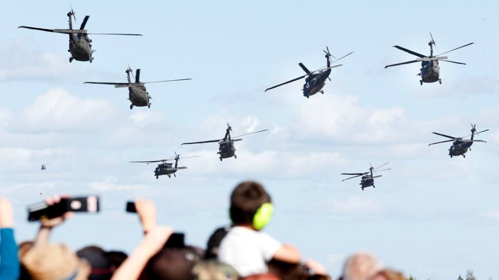 Åtta Black Hawk-helikoptrar i luften samtidigt.