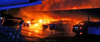 Jättebrand i Norrköping - 20-tal bilar drabbade