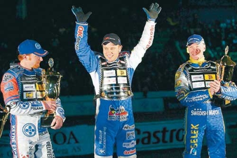 En mästare på tronen. Danske Nicki Pedersen (i mitten) blev ifjol världsmästare. I år får han trycket på sig att försvara titeln. Han utmanas bland annat av Jason Crump till vänster, men kanske framförallt av svenske Tony Rickardsson till höger i bild.