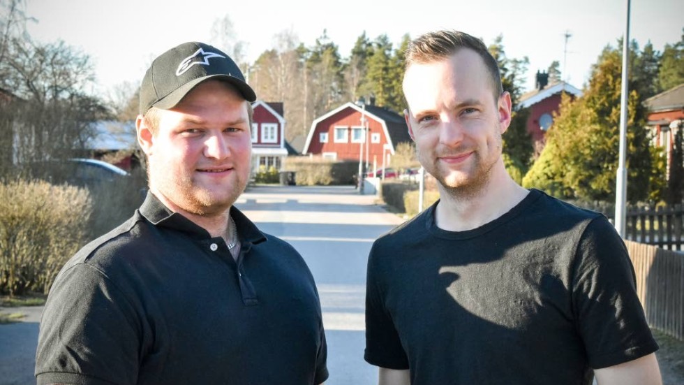 Oskar Eriksson och Emil Karlsson tävlar om platsen mellan stolparna i Djursdala SK. Det är lätt att ha koll på konkurrenten när man bor på samma gata.