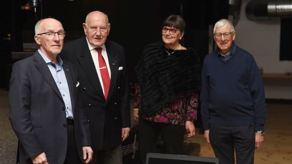SPF Vimmerbys ordförande Birgitta Karlsson tillsammans med Allan Karlsson, Bengt Johansson och L-O Svenssom som har sammanställt informationen om föreningens 40-åriga historia.
