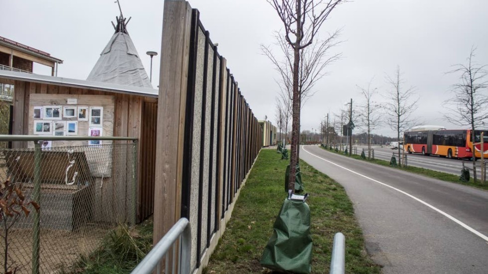 Bullerplanket dämpar ljudet från biltrafiken, enligt personalen på förskolan Utelek i Vallastaden,