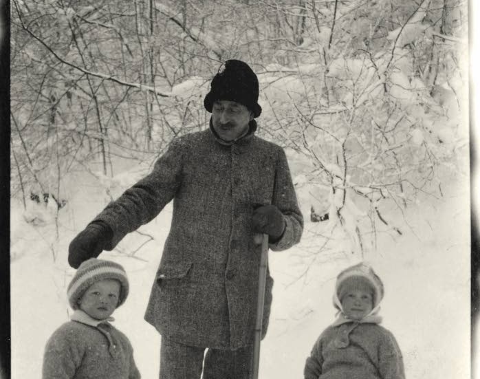 Verner von Heidenstam tog till sig barnen. Här är de på en tur i snön på Mösseberg i Västergötland.