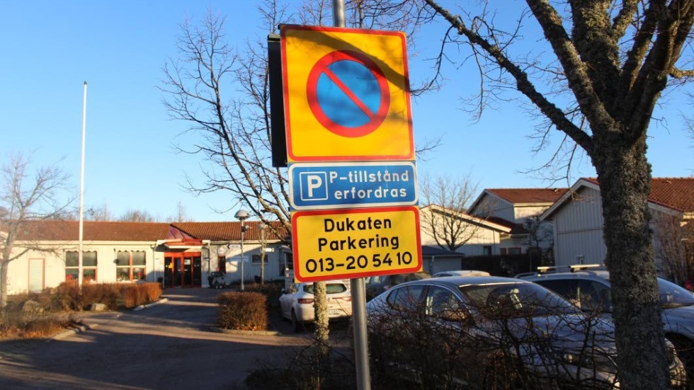 Nu går det inte längre för besökande att parkera utanför servicehuset i Linghem.