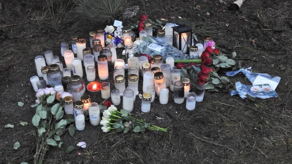 Många har lagt blommor och tänt ljus där mannen blev påkörd och som senare avled
