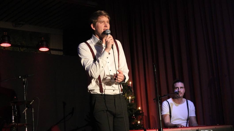 Erik Linder sjöng in julstämningen i Vimmerby. Till höger Fredric Wide.
