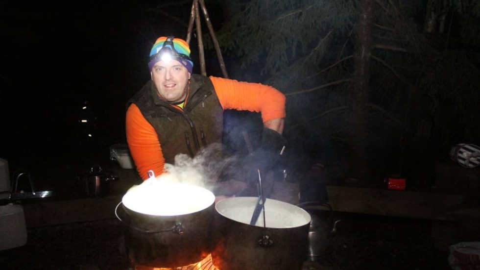 Ola Gunnarsson i baslägret hade fått den hedrande uppgiften av Tomtemor att få gröten varm.