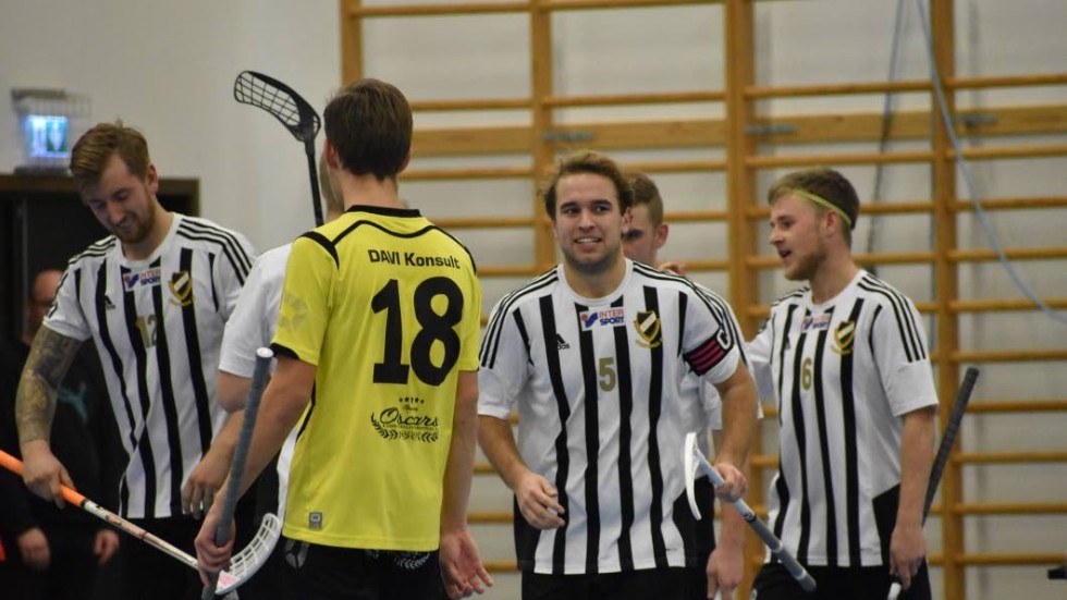 Poängkungen Tobias Claesson visade vägen genom att göra 1–0 och 2–0 i den första perioden.