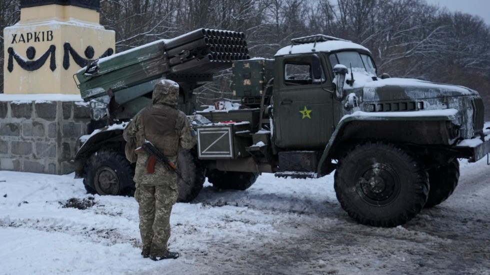 Ukrainsk soldat vaktar erövrad stalinorgel monterad på en rysk lastbil. Den ryska krigsmakten har haft stora problem på grund av dåligt underhåll.