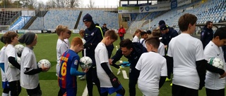 IFK-spelarna skrev autografer för fullt