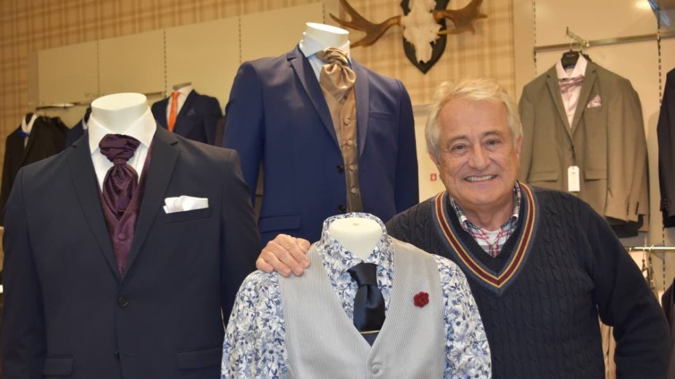 Mikael Sandström, vd för Sandströms modehus konstaterar att det lämnats in en hel del begagnade kläder.