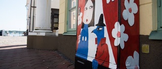Konstnärer målar på husväggar