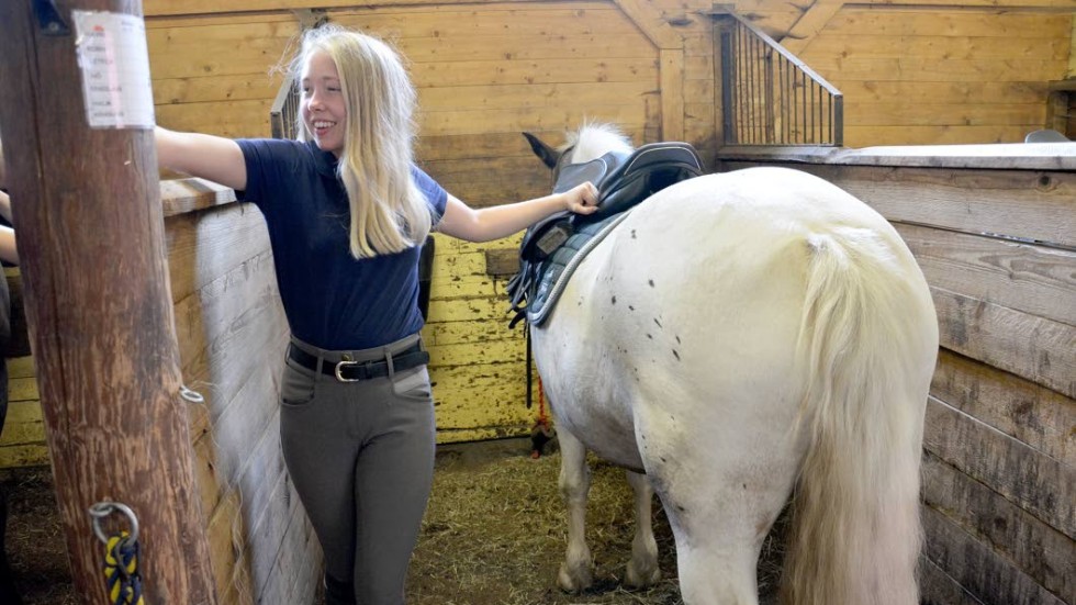 Lisa Wadsten gör i ordning sin häst för ridlektionen. Hon tycker det ska bli kul att få kombinera konfirmation och ridning. "Och den där resan till Stockholm Horse Show lockar ju också väldigt mycket", säger hon.
