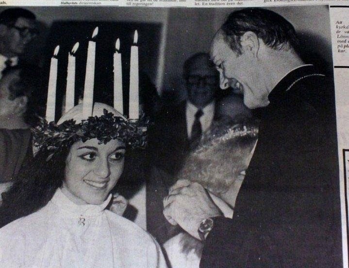 Klipp ur Motala & Vadstena tidning 14 december 1984, dagen efter att biskopen Martin Lönnebo hade krönt Elisabeth till Motala lucia.