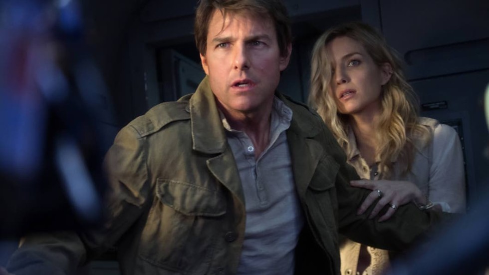 Tom Cruise och Annabelle Wallis gräver upp en mumie. Det visar sig vara en dålig plan i "The mummy".