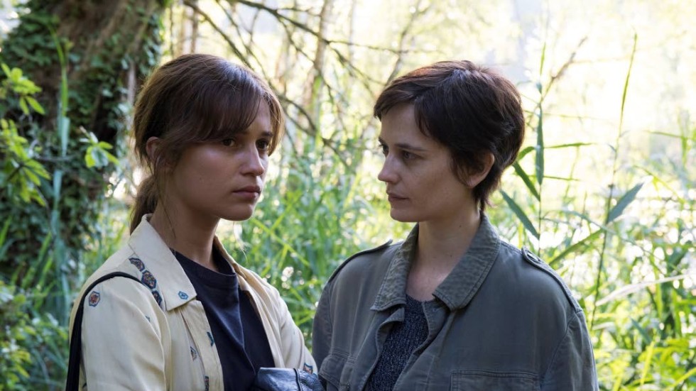 Systrar. Ines och Emelie (Alicia Vikander och Eva Green) reser till ett mystiskt hotell i de schweiziska skogarna.
Foto: SF Studios