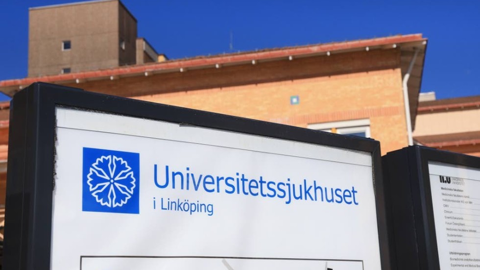 Räddningstjänsten fick rycka ut för att hjälpa en fastklämd man, som fick svåra skador. Nu förs han till Universitetssjukhuset i Linköping. Läget uppges vara stabilt.