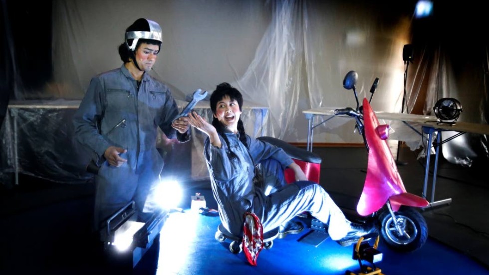 Syskonkärlek. Sam (David Nordström) och Nima (Lisa Hu Yu) lyckas trimma mopeden i klassrumsmusikalen "Du gnisslar".