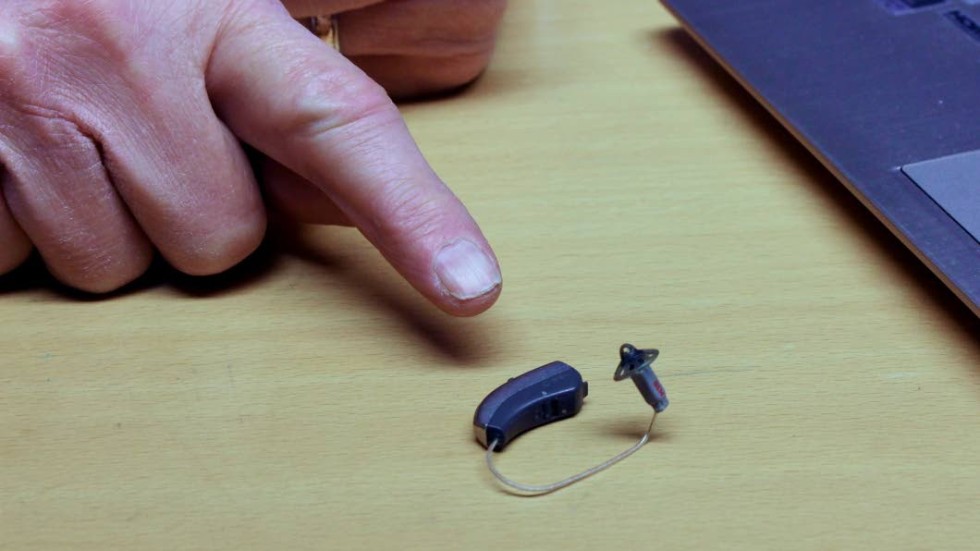 Hörselapparat. Bo-Göran Ahl visar hur smidig hans hörselapparat är.
