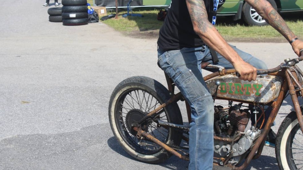 Dennis trixar på motorcyklar, och just denna är en riktig veteran ifrån år 1923.