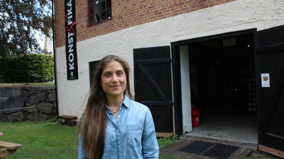 Isabelle Bergstrand driver Konst & fika i Edsbruk för sjunde sommaren.