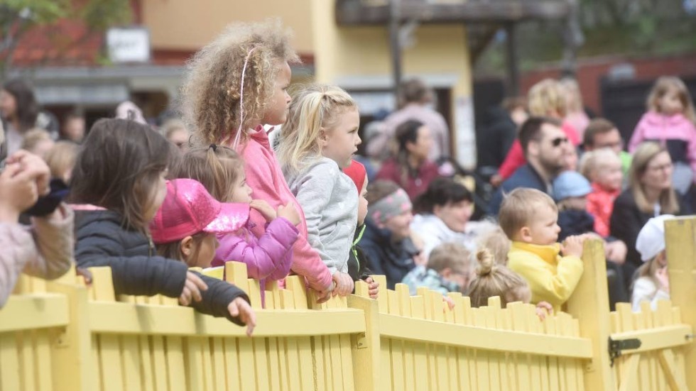 Förväntansfulla barn flockas vid staketet för att se vad Pippi Långstrump och Tommy och Annika ska hitta på.