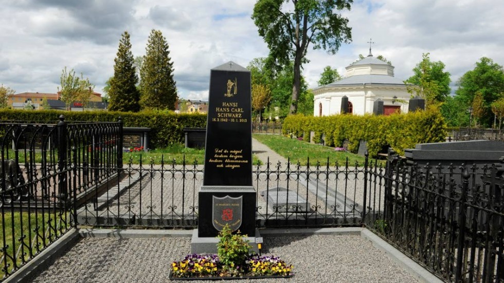 Hansi Schwarz är begravd på Nya kyrkogården.