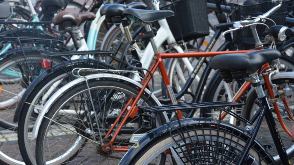 Ett smart drag kan vara att parkera cykeln på en plats där många människor rör sig. Det blir då svårt för cykeltjuven att diskret sno åt sig ditt färdmedel.