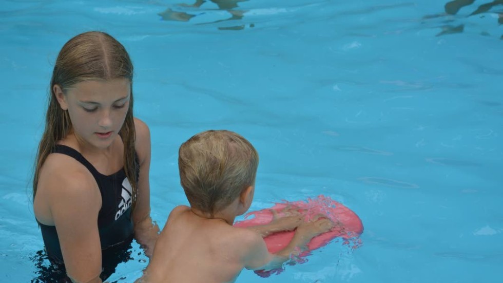 Den tidigare eleven Anja Svensson har haft simskolan som sommarjobb i två år.