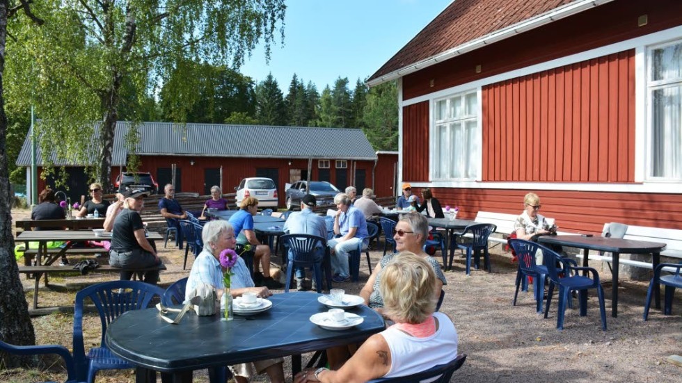 Både "oxlunkare" och andra besökare passade på att äta våfflor i sensommarsolen vid Brantestad skola.