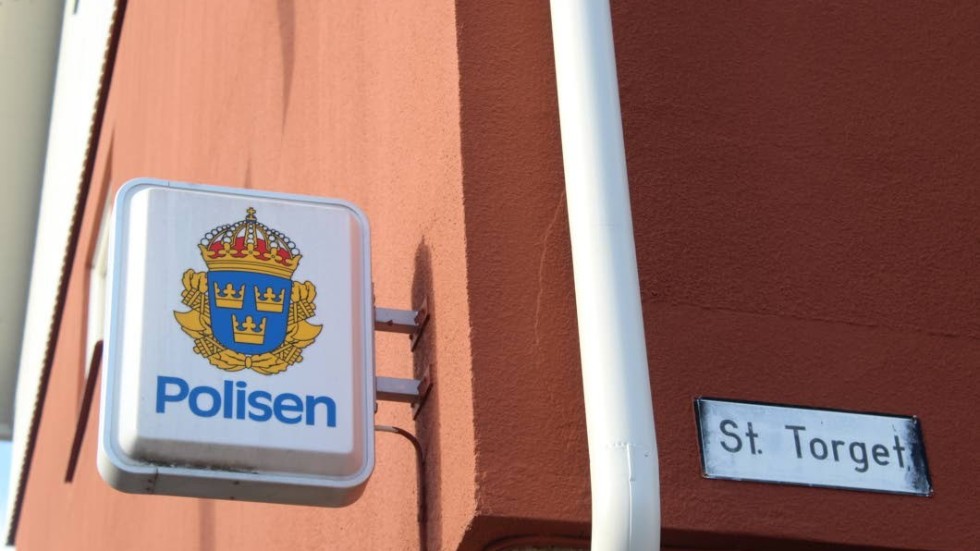 En polisbuss med personal kommer att stå på Stora Torget i Kisa under måndagseftermiddagarna.