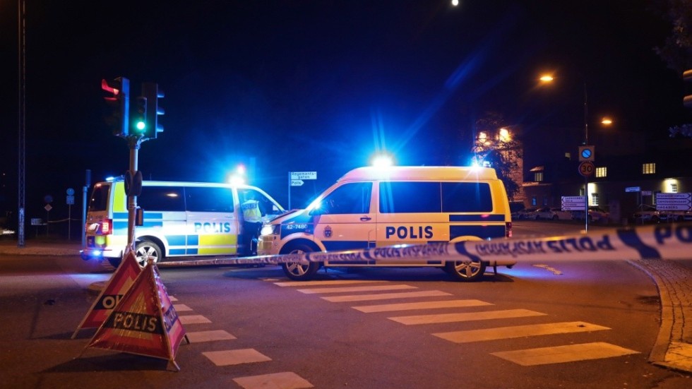LINKÖPING 20190820
Cirka 3 000 boende vid Garnisonen i Linköping berörs av insatsen som pågår under måndagskvällen och natten mot tisdagen. Ett område på Garnisonen i Linköping är avspärrat sedan 13-tiden. Nationella bombskyddet har kallats till platsen för att undersöka ett misstänkt farligt föremål  och Region Östergötland har gått upp i stabsläge.
Foto Jeppe Gustafsson / TT / Kod 71500
