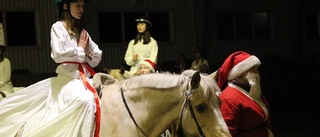 Luciatåg till häst i nya ridhuset