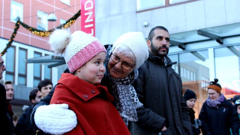 Marwa Laaraouat 9 år tillsammans med Kristina Fredriksson och Omar Makram, asylsökande från Egypten, under manisfestationen på Lilla torget i Linköping.