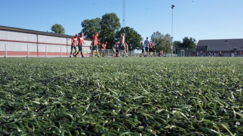 Konstgräsplanen på Bökensved håller inte måttet och nu befarar Västerviks fotbollsföreningar att de ska få vänta längre än förväntat på att en ny ska byggas.