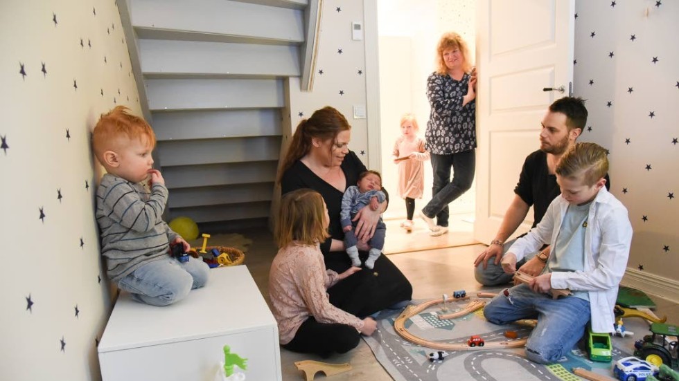 Just nu kretsar mycket kring lille Edvin i Familjen Kumlin-Borgstrand. Från vänster: Olle, Elsa, mamma Angelica, Edvin, Sigrid, mormor/mamma Marie, pappa Patrik och Alfred.