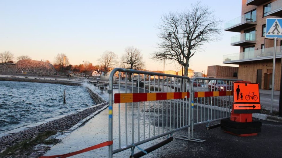 Gång- och cykelbanan förbi Slottsholmen är nedisad och avstängd tills vidare.