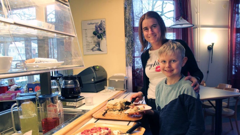 Ludwig Valfredsson, 7 år, från Gamleby blir serverad av Malin Swanström, som jobbar på Åbyängskolans fritids.