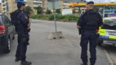 Poliser med k-pist bevakar polishuset i Norrköping