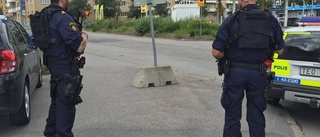 Poliser med k-pist bevakar polishuset i Norrköping